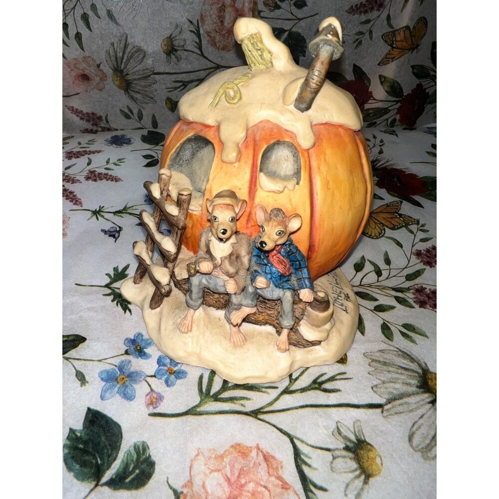 Mouse Figurine With Pumpkin House By Lowell Davis 4” Tall